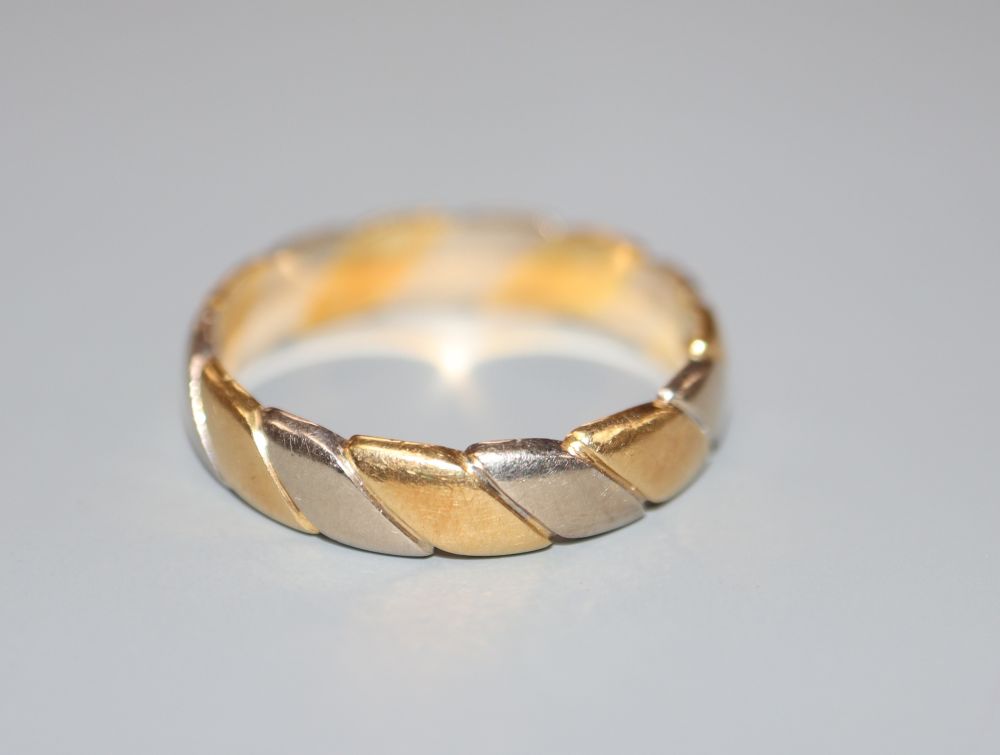 A modern two colour 18ct gold wedding band, size W, 6.5 grams. ,
